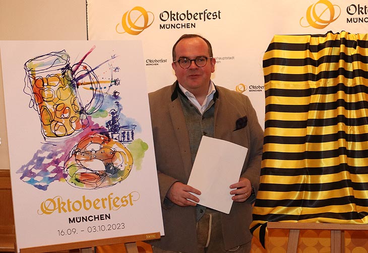 Clemens Baumgärtner mit dem 2. Preis in der Wahl des Wiesnplakat 2023 von Gabi Blum (©Foto. Martin Schmitz)
